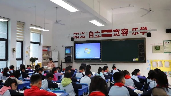 中小学校装上了<i style='color:red'>护眼教室灯具</i>，呵护中小学生“明眸亮睛”