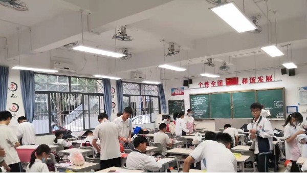 中小学生怎样预防近视呢？近视防控不可忽视的是教室照明