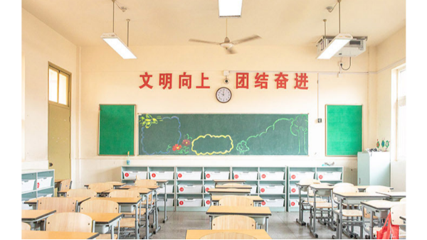 教室照明改造，选择什么样的教室护眼灯才能有效降低<i style='color:red'>学生近视</i>率？