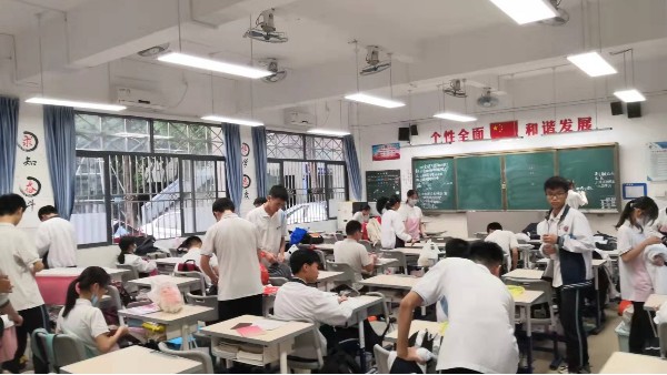 关爱学生，中小学校要从护眼健康的教室照明开始